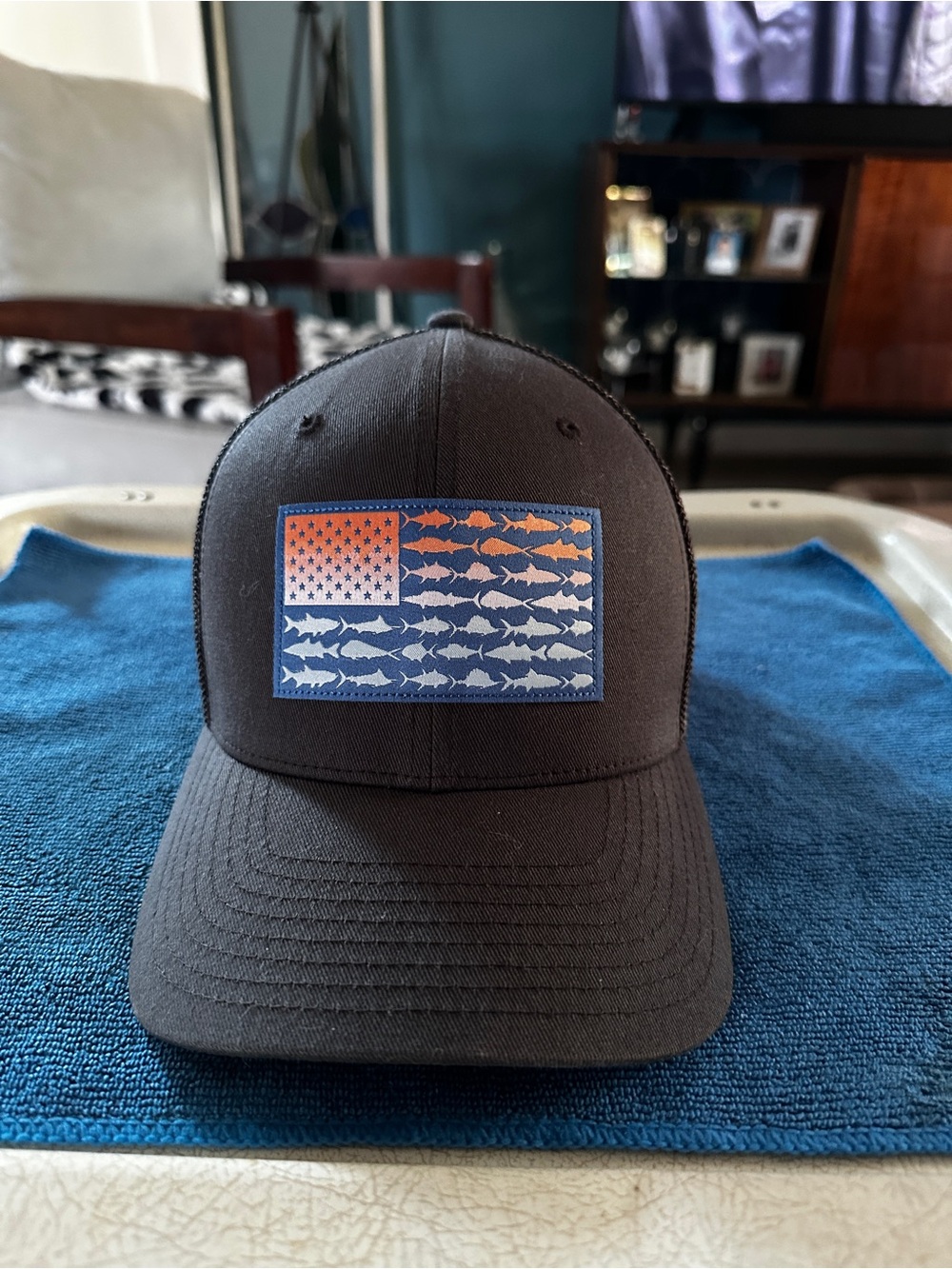 Columbia Men’s Flexfit Mesh Baseball Style Fishing Cap. Dark Grey.